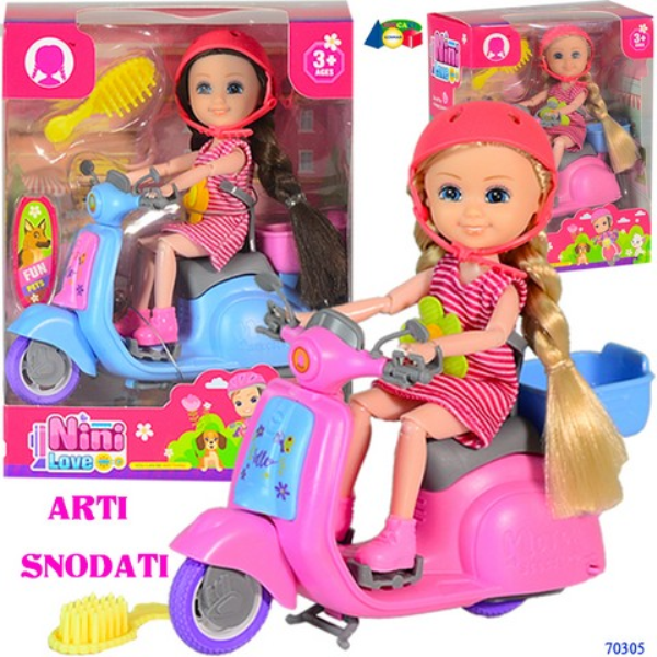 BAMBOLINA CON CASCO SU SCOOTER — immagine 1